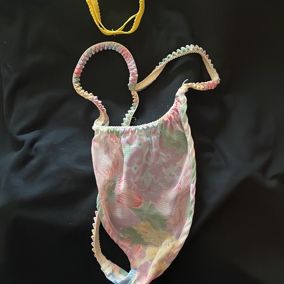 Two thongs, - Picture 2 of 4
